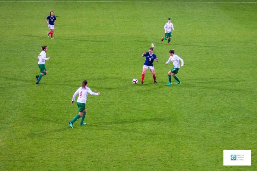 Bełchatów: Szkotki i Bułgarki zagrały w piłkę na bełchatowskim stadionie