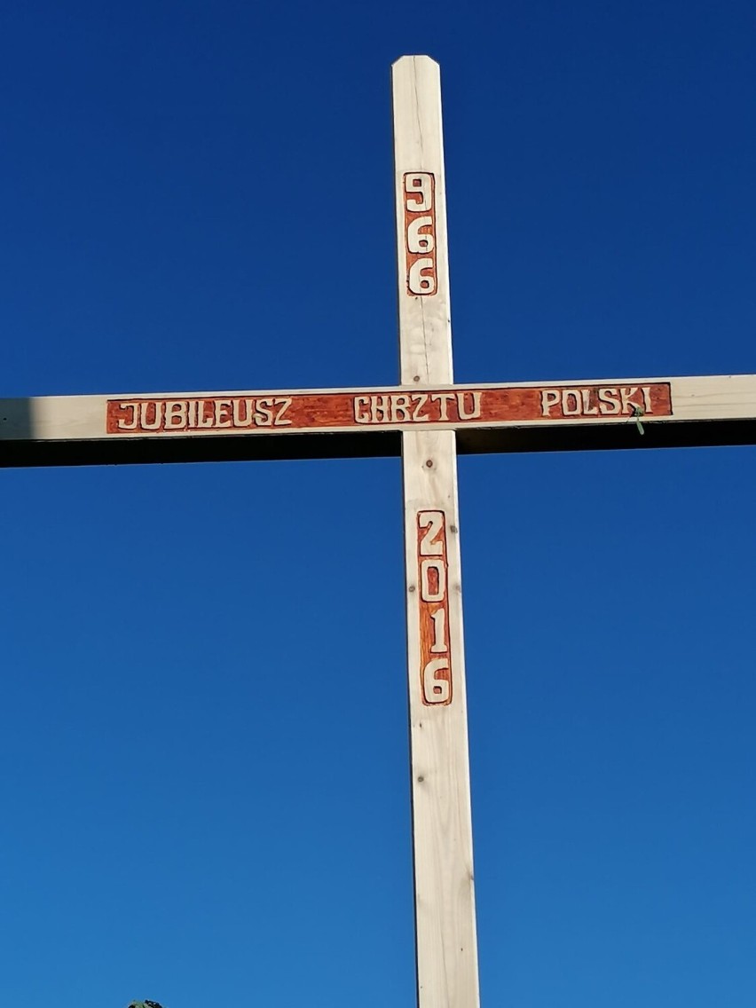 Nowy krzyż stanął na górze Grojec w Żywcu