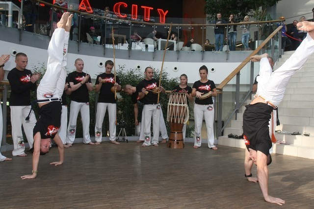 Pokaz capoeiry w CH Forum w Gliwicach