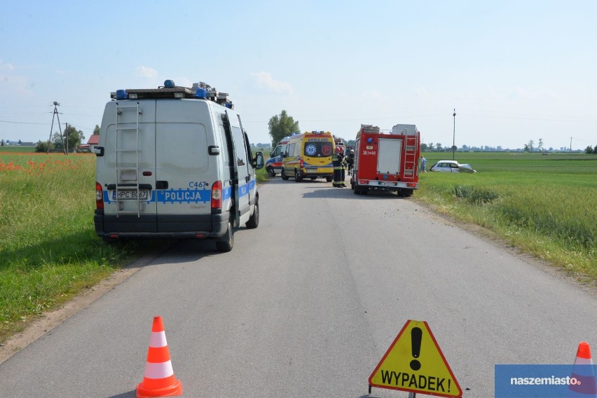 Groźny wypadek w gminie Brześć Kujawski. Pięć osób trafiło do szpitala po dachowaniu audi [zdjęcia, wideo]