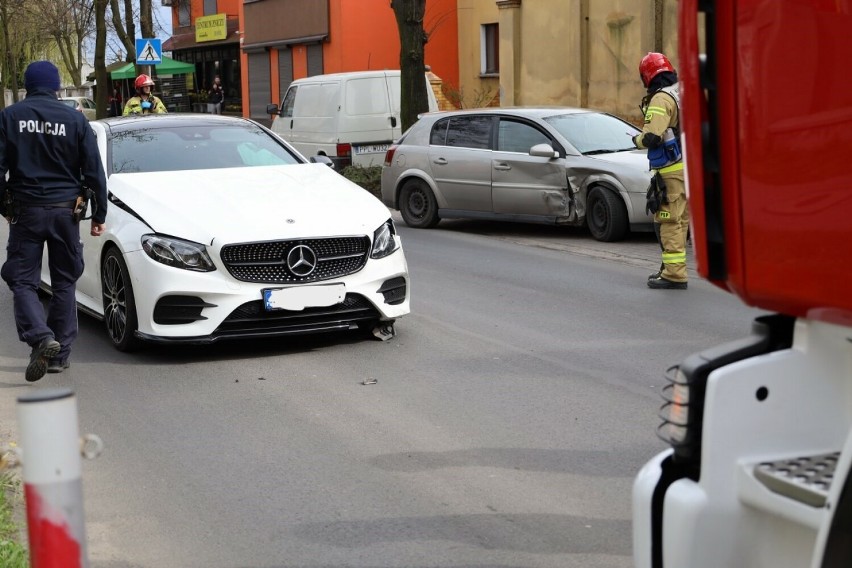 Zderzenie dwóch samochodów na ulicy Kaliskiej w Pleszewie....