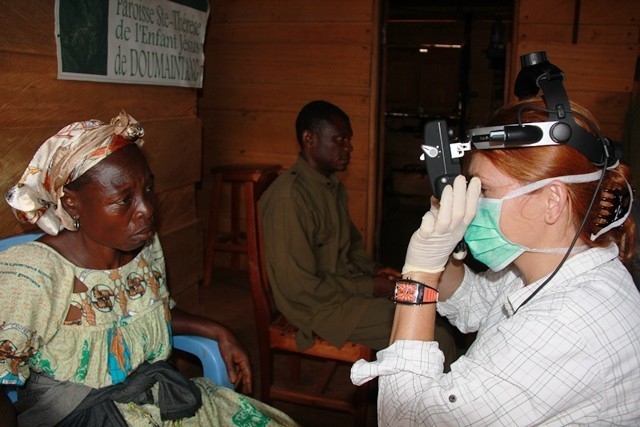 Okulistki z bielskiej kliniki badały wzrok Kameruńczykom