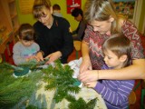 Przedszkolaki zrobiły świąteczne stroiki. Rodzice pomagali