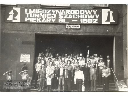 Międzynarodowy turniej szachowy w Piekarach Śląskich. Zdjęcie uczestników przed Miejskim Domem Kultury w 1982 roku