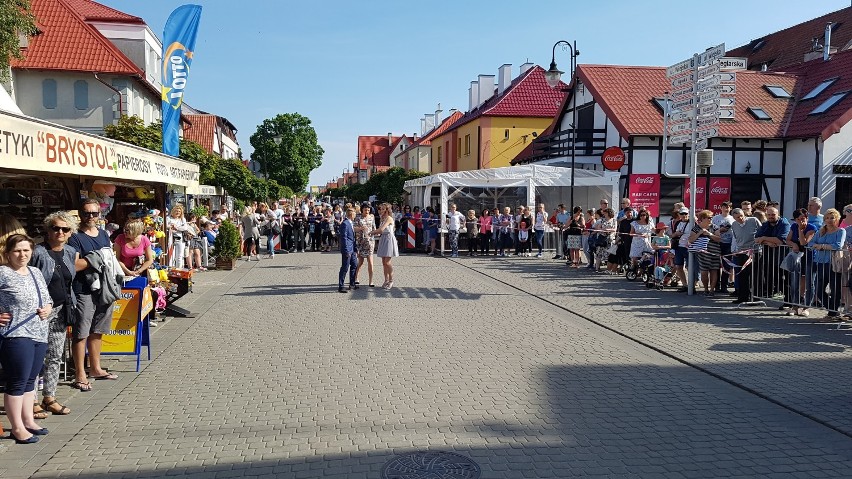 Polonez gimnazjalistów w Helu, czerwiec 2017