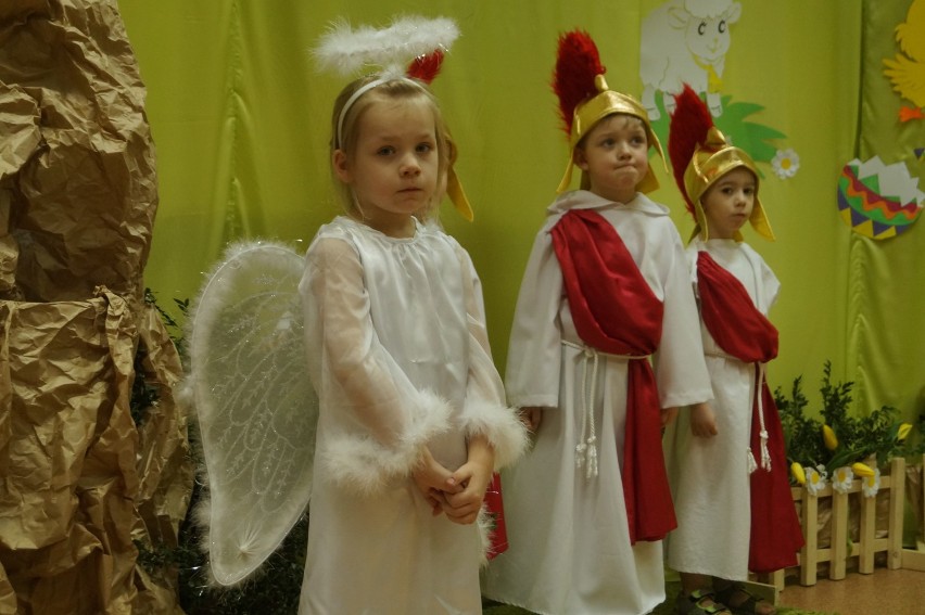 Świąteczne przedstawienie w Przedszkolu Muzyczna Kraina [zdjęcia]