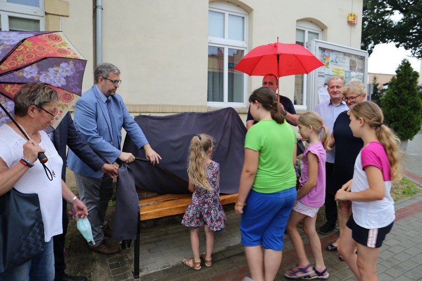 Na ławkach przy budynkach Urzędu Miasta i Gminy Jabłonowo...