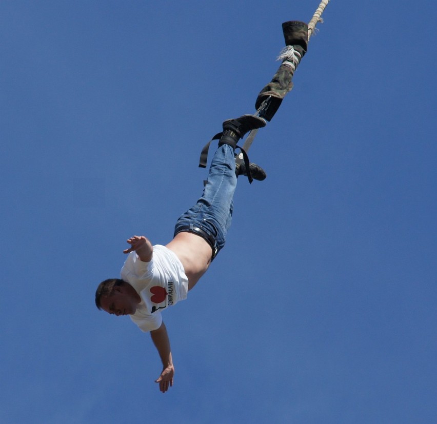 Skoki na bungee w ramach Targów Młodych