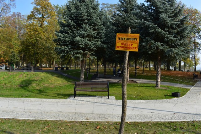 Park Tysiąclecia jest wciąż ogrodzony i oficjalnie nadal jest placem budowy. Niektórzy mieszkańcy się tym jednak nie przejmują.
