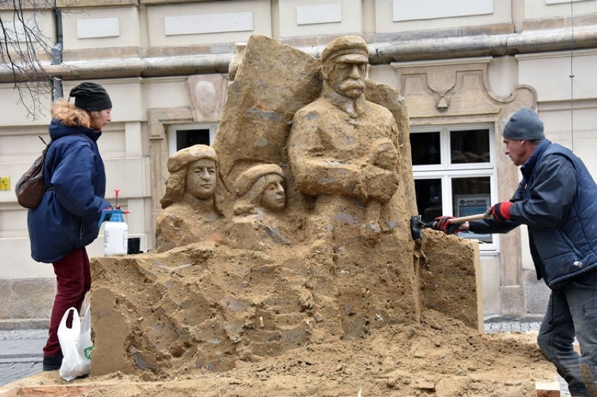 Rzeźba Józefa Piłsudskiego z piasku i gliny powstaje w Legnicy [ZDJĘCIA]