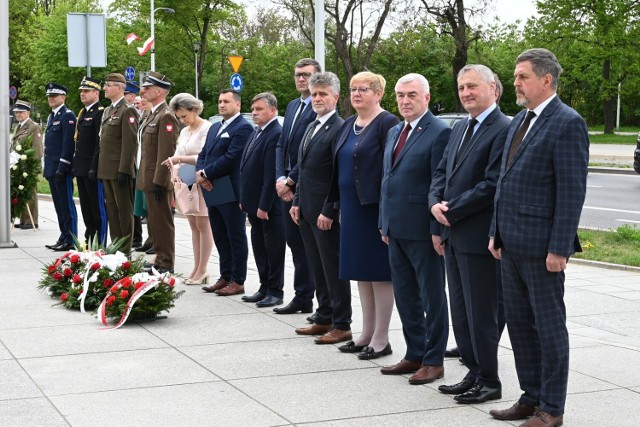 Obchody Narodowego Dnia Zwycięstwa miały miejsce przed pomnikiem Czwórki Legionowej