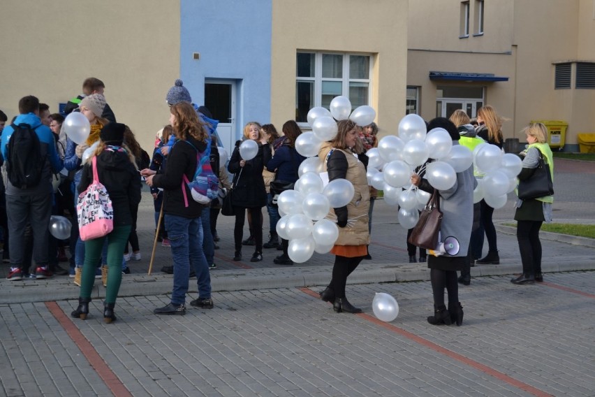 Marsz Białej Wstążki przeszedł ulicami Suchostrzyg [FOTO/WIDEO]