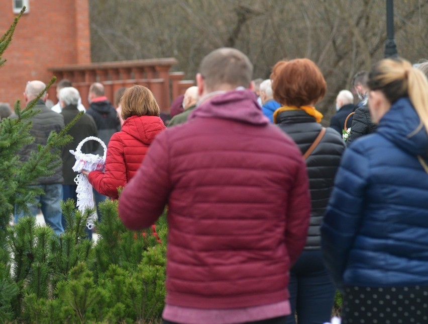 W Wielką Sobotę odbywało się święcenie pokarmów przed kościołami w Radomiu - zobacz zdjęcia