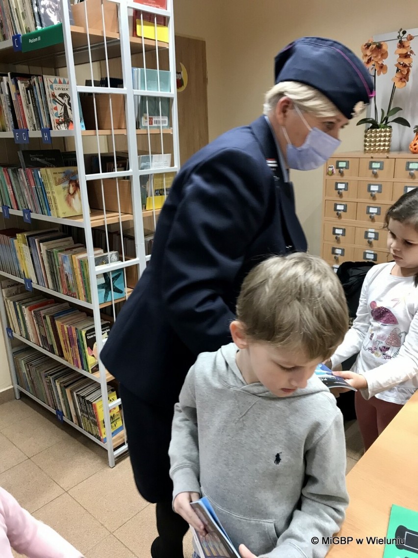 Dzieci spotkały się z panią kolejarz w bibliotece FOTO