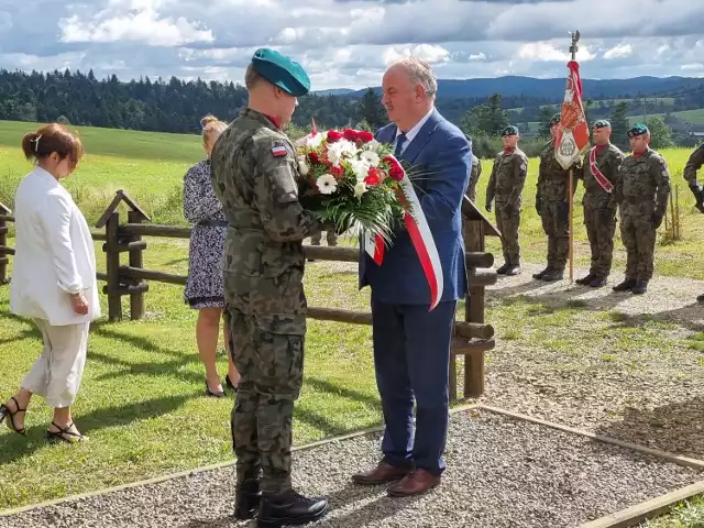 Uroczystości rocznicowe na Wzgórzu Chomińskim koło Birczy.