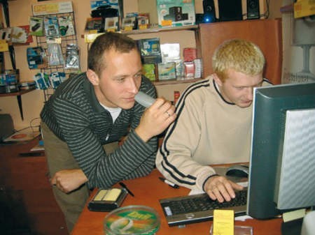 Jacek Mikołajczyk (od lewej) ma teraz pomocnika w prowadzeniu sklepu komputerowego w Poddębicach. Artur jest jego pierwszym pracownikiem