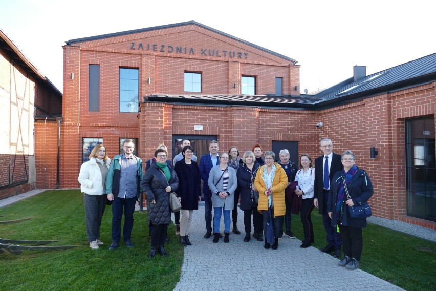 Pleszewska biblioteka w murach dworca i Zajezdnia Kultury w...