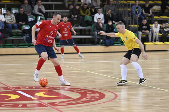 Futsal Świecie (żółte koszulki) pokonał LZS Dragon Bojano i awansował na trzecią pozycję w tabeli Futsal I Ligi (grupa północna)