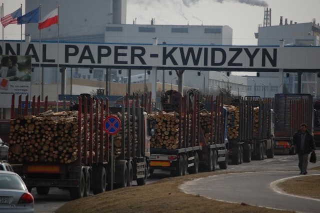 MARZEC 
Drogę do fabryki International Paper blokowały ciężarówki z drewnem. Było ich ok. 80. Przewoźnicy protestowali przeciwko zbyt niskimi, ich zdaniem, stawkami za przewóz