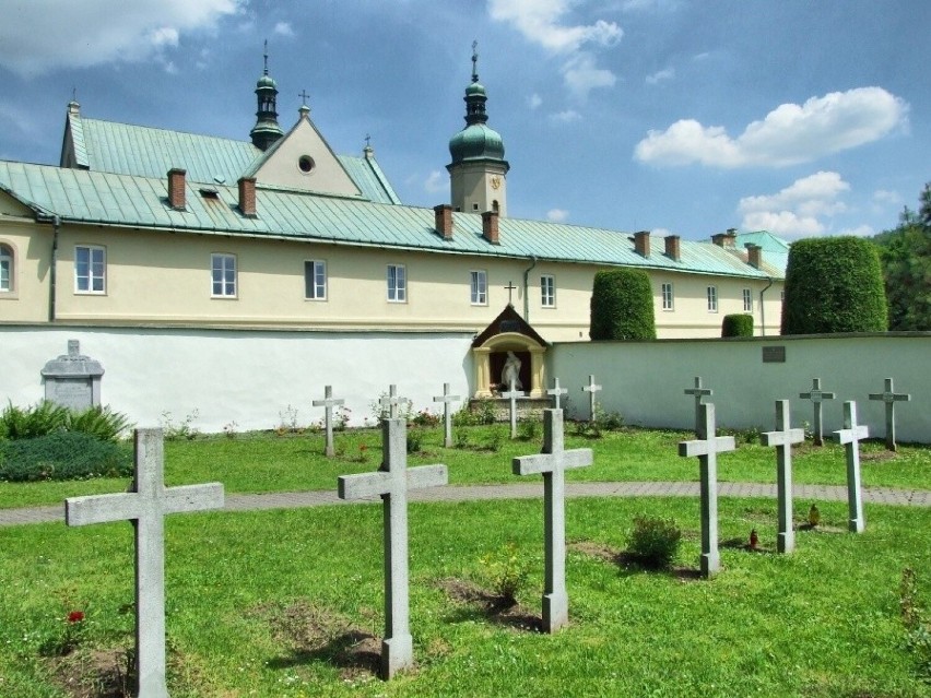 Widok od strony cmentarza na Klasztor karmelitów Bosych w...