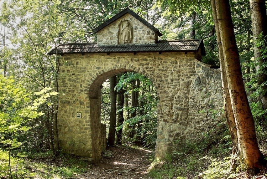 Brama Siedlecka w Dolinie Eliaszówki w Czernej
