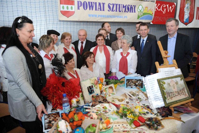 Minister rolnictwa Stanisław Kalemba z gospodyniami z KGW w Przezmarku