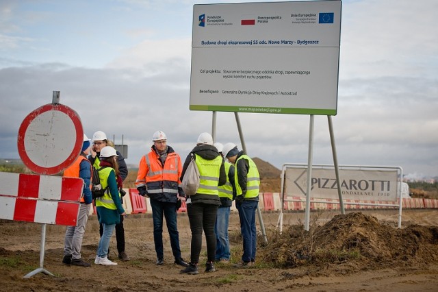 Jak podaje Tomasz Okoński, rzecznik bydgoskiego oddziału Generalnej Dyrekcji Dróg Krajowych i Autostrad, zaawansowanie prac sięga tutaj 25-28 procent. - Jest to jednak mniej niż na odcinku 6 czy 7, na południe od Bydgoszczy. Tam możemy mówić o 60 procentach. 


Zobacz wideo!

