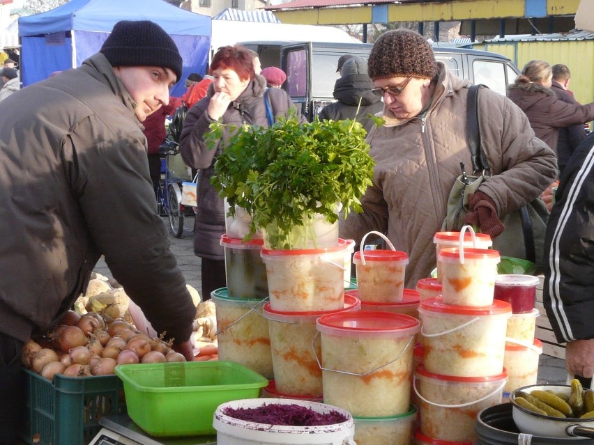 Gorączka przedświątecznych zakupów na skierniewickim targowisku [ZDJĘCIA]