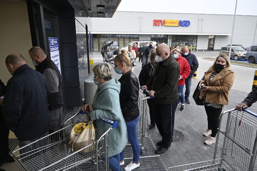 Drzwi marketu Mrówka w Świeciu po raz pierwszy dla klientów...