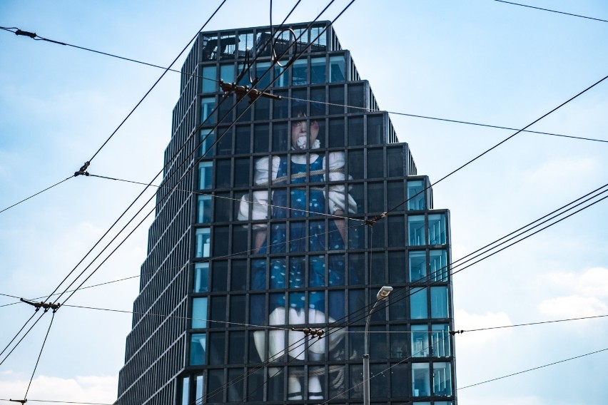 Poznański biurowiec Bałtyk został obklejony wielkoformatowym...