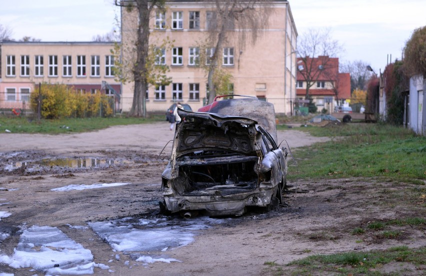 Przy ul. Zbyszka z Bogdańca 5 spalił się w nocy samochód...