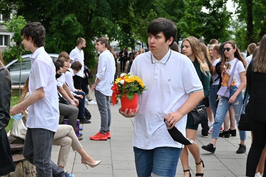 Uczniowie VII Liceum Ogólnokształcącego imienia Józefa Piłsudskiego w Kielcach zakończyli rok szkolny (ZDJĘCIA, WIDEO)