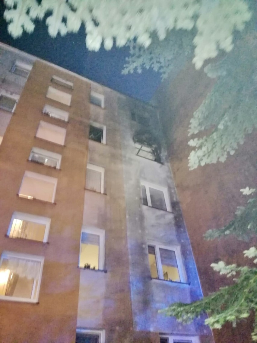 Ogień strawił mieszkanie w bloku na os. 60 lecia ONP w Starogardzie Gd. ZDJĘCIA 