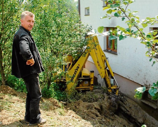 Stanisław Ogórek wczoraj z całą rodziną walczył ze skutkami nawałnicy. Przy użyciu koparki z gminy usuwano masy ziemi, które zsunęły się na dom. Nie wiadomo, czy rodzina tutaj pozostanie.