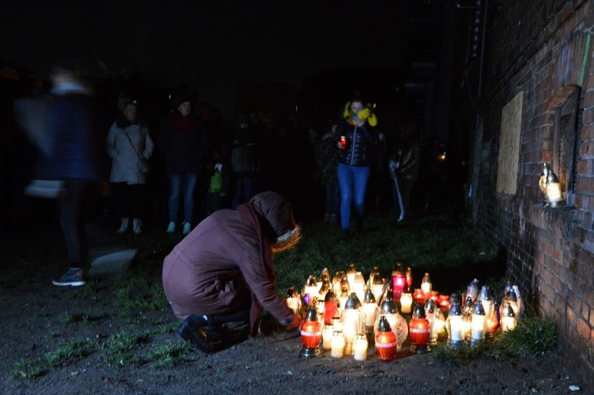 W ciszy i modlitwie spotkali się, żeby uczcić pamięć o zmarłym, 13-letnim Janku