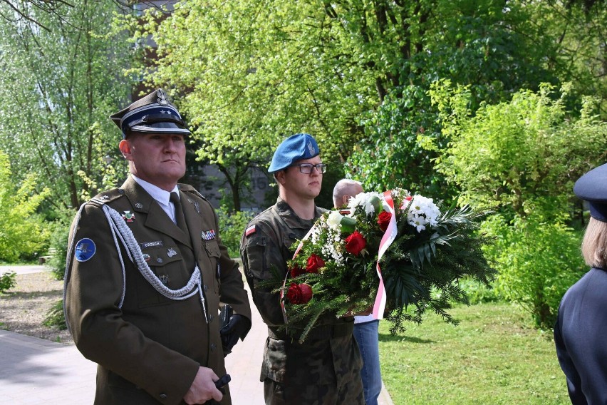 W Kielcach zainaugurowano obchody Dnia Flagi Rzeczypospolitej Polskiej. Wicewojewoda złożył kwiaty przed pomnikiem powstańców listopadowych