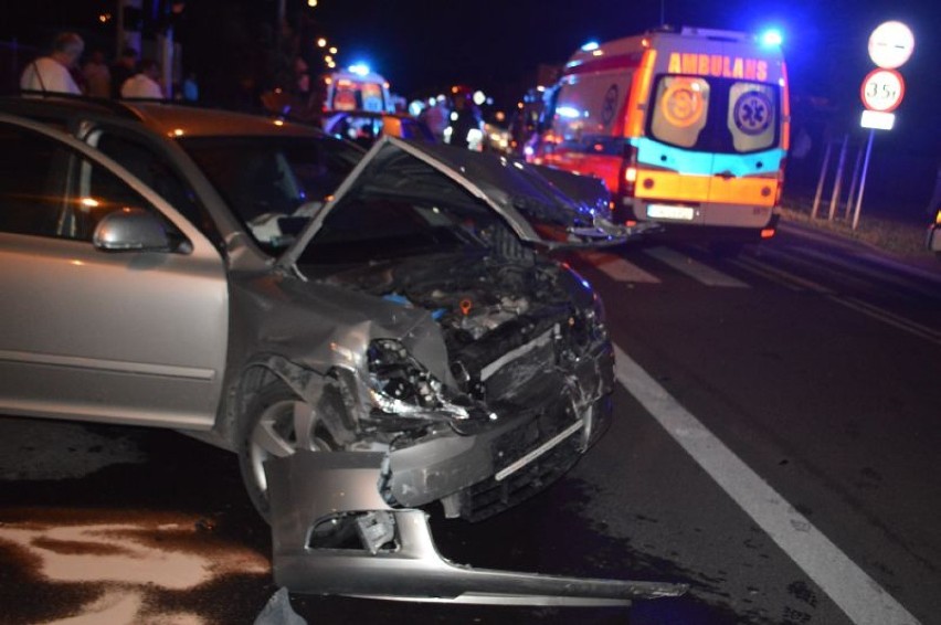 Wypadek na skrzyżowaniu ul. Wiejska i Gajowa. 4 osoby w szpitalu [wideo]