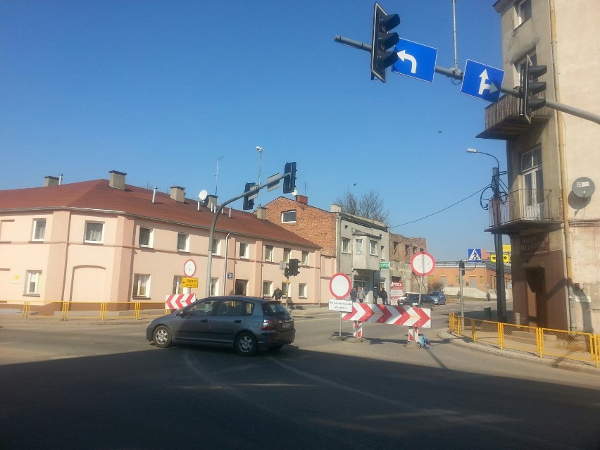Przebudowa ulicy Warszawskiej w Tomaszowie: Drogowcy weszli na kolejny odcinek [ZDJĘCIA]