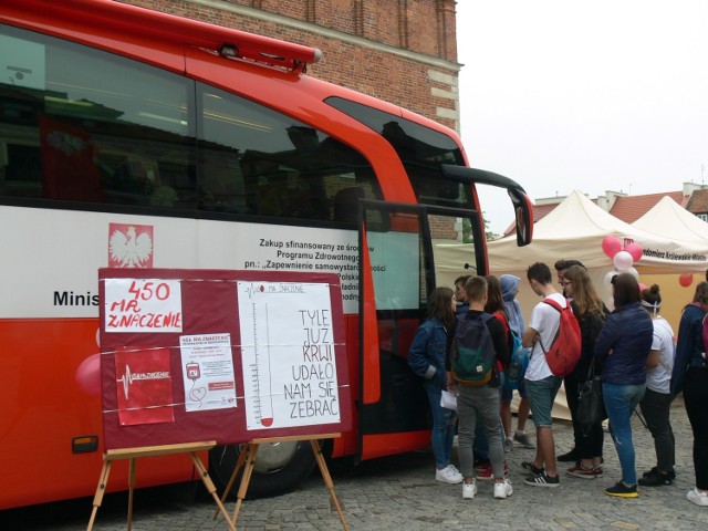 Na Rynku Starego Miasta  stanął w środę krwiobus Regionalnego Centrum Krwiodawstwa i Krwiolecznictwa w Kielcach