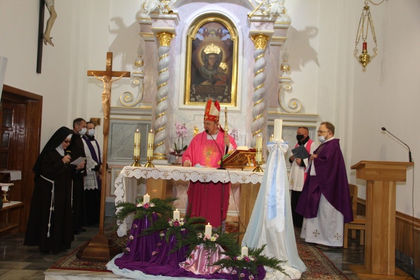 Ks. bp Ireneusz Pękalski poświęcił nowy ołtarz w kościele pw. św. Ducha w Brzezinach