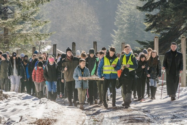 Młodzież brała udział w plenerowej drodze krzyżowej na Jaworzynę Krynicką