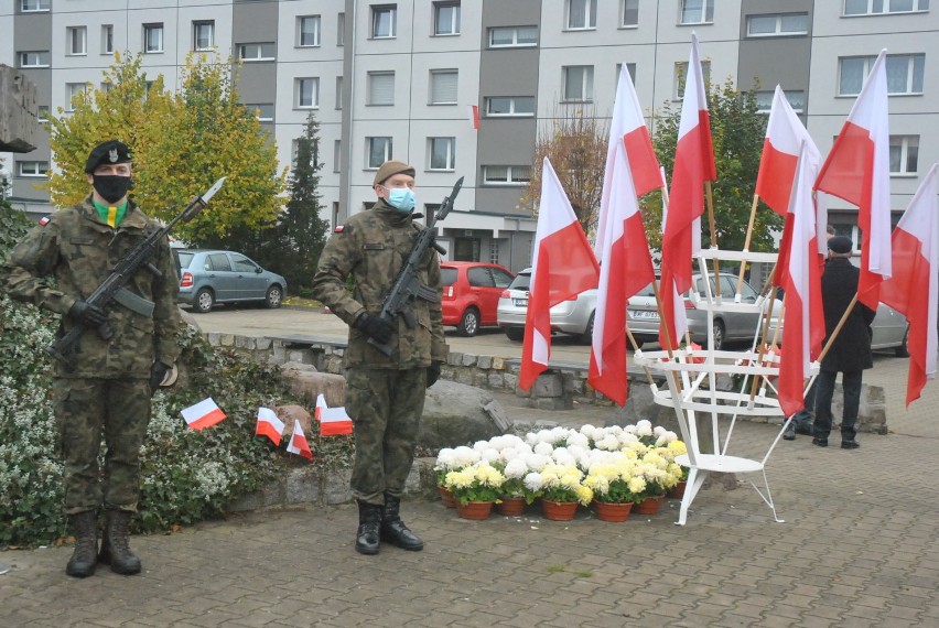 LESZNO. 11 listopada i skromne obchody Święta Niepodległości. Samorządowcy złożyli kwiaty przy pomniku Konstytucji 3 Maja [ZDJĘCIA]  
