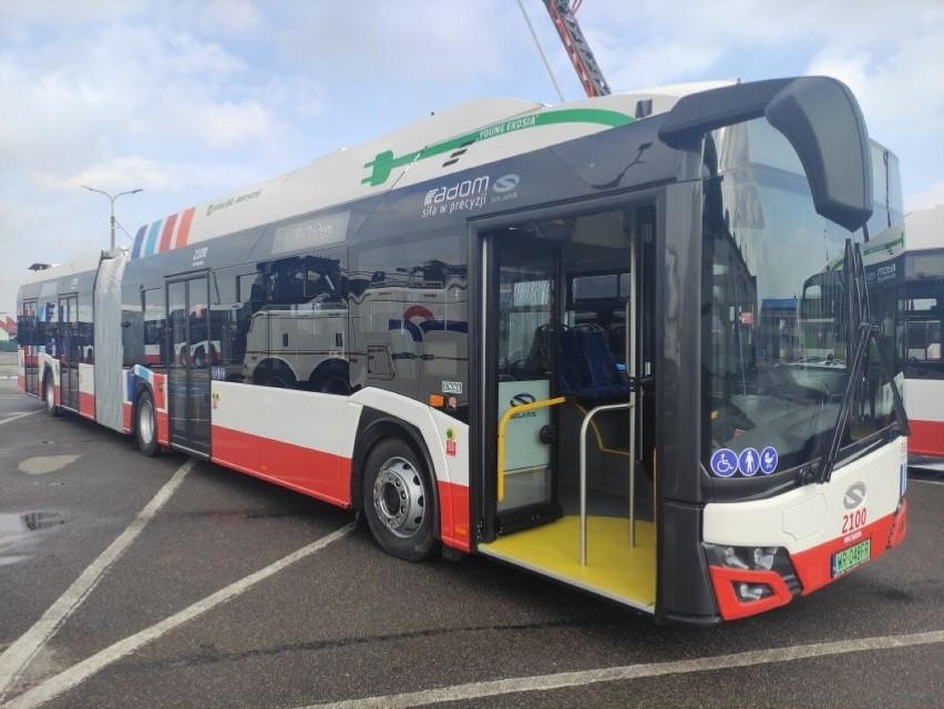 Pierwsze elektryczne autobusy przegubowe wyjadą na ulice Radomia. MPK kupiło w sumie sześć nowych Solarisów, dwa już są w zajezdni