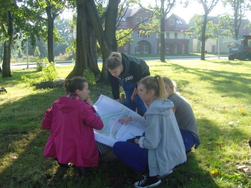 Uczniowie klasy IV Technikum Architektury Krajobrazu  ZSOiO podczas pierwszego dnia prac