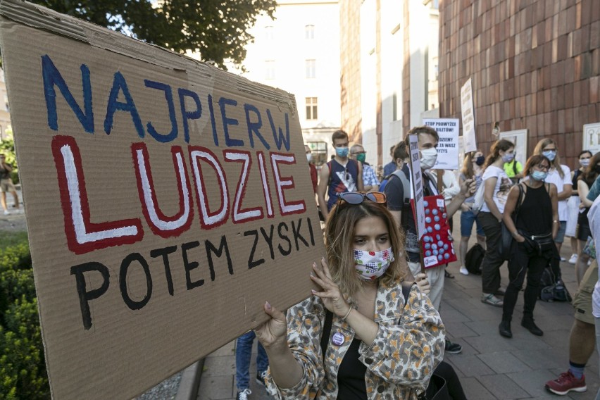Protest pod krakowskim magistratem przeciwko podwyżkom cen...