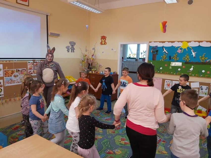 Zajączek wielkanocny odwiedził przedszkolaków z Chocza