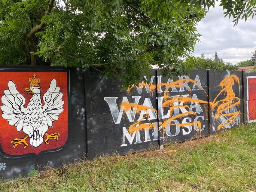 Nieznani sprawcy zniszczyli mural w Przecławiu