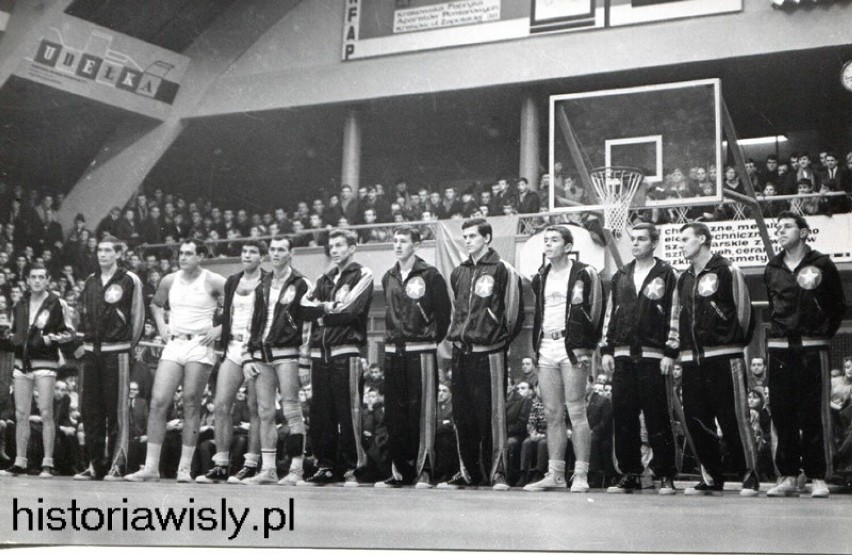 Koszykarze Wisły w latach 1962-1977 rozegrali 34 mecze w...