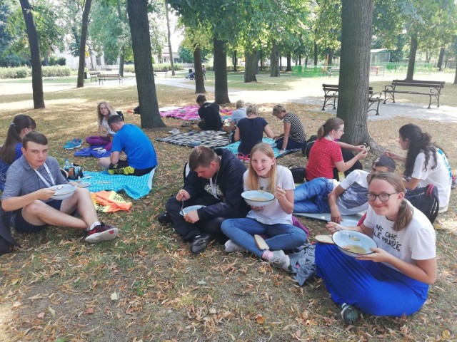 Gdy się pokonuje pieszo dziesiątki kilometrów, apetyt dopisuje. Na zdjęciu pątnicy z parafii św. Królowej Jadwigi w Inowrocławiu