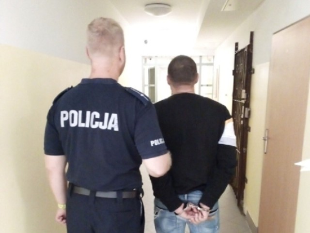 Piotrkowscy policjanci zatrzymali jednego dilera i dwóch mężczyzn za posiadanie narkotyków